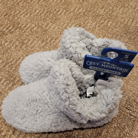 Slippers, Cozy Mountain, so soft and comfy, size 5/6 light gray color, new - Picture 2 of 2